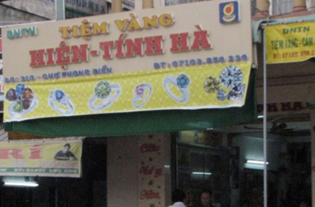 Bắt băng nhóm trộm các tiệm vàng bằng đường sông rúng động miền Tây - 4 Tiệm vàng Hiện – Tính Hà (huyện Phong Điền, TP Cần Thơ), lấy trộm nhiều vàng và nữ trang, tổng giá trị tài sản khoảng 1,5 tỉ đồng.
