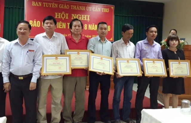 Ông Trần Việt Trường - Trưởng ban Tuyên giáo Thành ủy Cần Thơ - trao bằng khen cho đại diện các báo