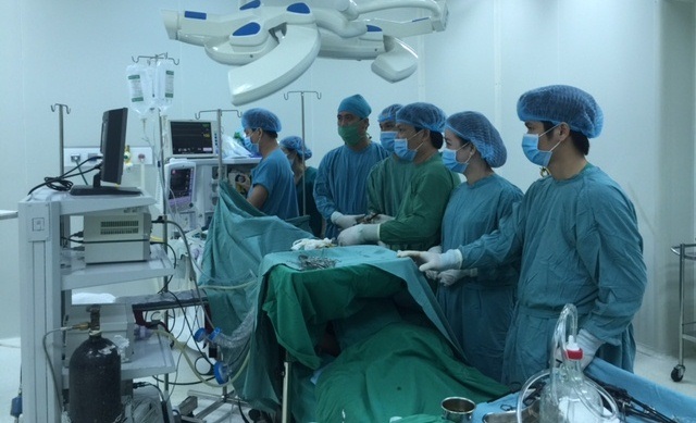 Ê kíp bác sĩ đang phẫu thuật khối quái vùng trung thất cho bệnh nhân H.