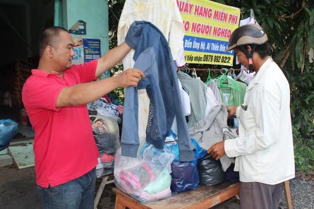 Ấm áp với “shop” đồ dành cho người nghèo - 2 Khách hàng đến lựa đồ miễn phí tại shop anh Phương