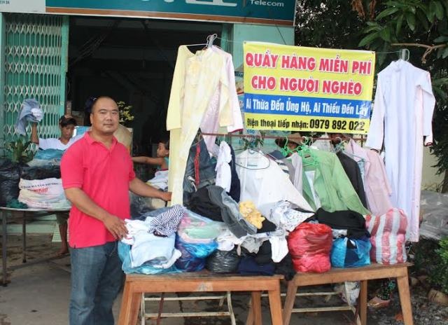 Ấm áp với “shop” đồ dành cho người nghèo - 1 Anh Phương bên shop áo quần miễn phí cho người nghèo