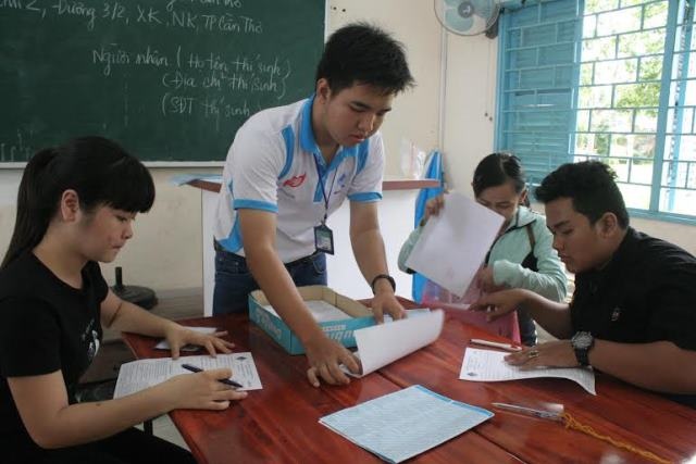 ĐH Cần Thơ bội thu hồ sơ đăng ký xét tuyển - 2 Cán bộ nhận hồ sơ đang hướng dẫn các thí sinh làm các thủ tục.