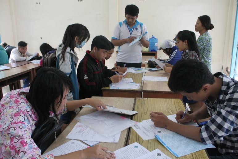 ĐH Cần Thơ bội thu hồ sơ đăng ký xét tuyển - 1 Các thí sinh đến nộp sơ xét tuyển tại trường ĐH Cần Thơ.
