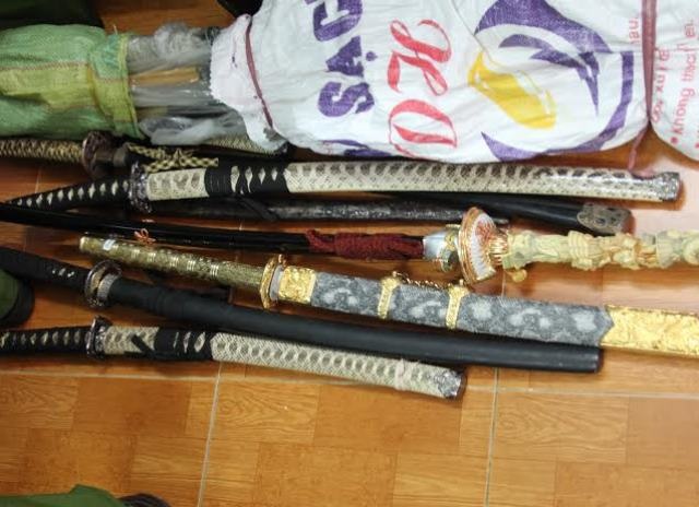 Tạm giữ nhiều đao, kiếm, đồ điện tử chưa rõ nguồn gốc xuất xứ - 2
Nhiều đao, kiếm, mã tấu được công an phát hiện tại ngôi nhà của bà Tuyền