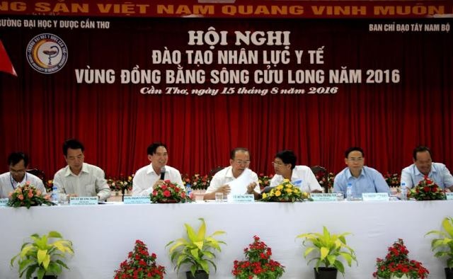 ĐBSCL “đau đầu” vì nhiều bác sĩ bỏ bệnh viện công qua bệnh viện tư - 1 Lãnh đạo địa phương, trường ĐHYD Cần Thơ cùng tham gia thảo luận tại hội nghị