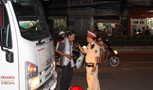 Một tài xế xe tải bị lực lượng chức năng kiểm tra
