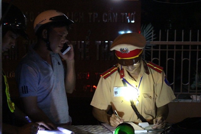 Sau khi bị lực lượng chức năng tiến hành kiểm tra nồng độ cồn, nhiều dân nhậu đã gọi điện thoại nhờ trợ giúp.