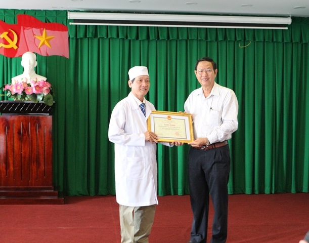UBND TP Cần Thơ khen thưởng đột xuất Bệnh viện Phụ sản - 1 Ông Lê Văn Tâm - Phó chủ tịch UBND TP Cần Thơ trao bằng khen cho bác sĩ Nguyễn Hữu Dự - Giám đốc BV Phụ sản Cần Thơ