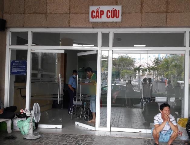 Bệnh nhân nhiễm HIV cầm kéo rượt đuổi 6 bác sĩ - 1 Các bác sĩ ở Khoa cấp cứu BV ĐKTP Cần Thơ đêm hôm qua bị bệnh nhân lên cơn ngáo đá rượt đuổi chạy lòng vòng