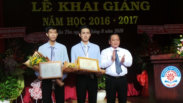 Ông Trần Quốc Trung - Bí thư Thành ủy Cần Thơ trao bằng khen cho 2 giáo viên trường chuyên Lý Tự trong vì có thành tích xuất sắc trong năm học 2015-2016
