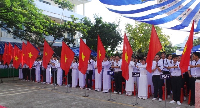 Lãnh đạo Đảng, Nhà nước dự khai giảng cùng các em học sinh - 62 Các em học sinh trường THPT chuyên Lý Tự Trọng tại lễ khai giảng sáng nay 5/9. (Ảnh: Phạm Tâm)