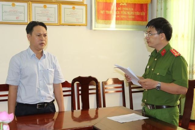 Vụ thanh tra giao thông nhận tiền tỷ: Vì sao điều chuyển 11 cán bộ? - 1
Cơ quan điều tra đọc lệnh bắt đối với Dương Minh Tâm, Phó Chánh thanh tra hôm 15/9