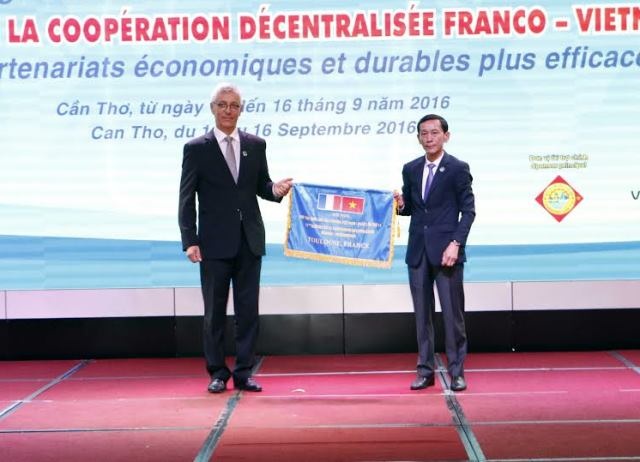 Mời doanh nghiệp Pháp đầu tư vào 57 dự án tại Việt Nam - 1 Ông Võ Thành Thống, Chủ tịch UBND TP Cần Thơ trao cờ đăng cai Hội nghị lần thứ 11 dự kiến diễn ra vào năm 2019 cho đại diện thành phố Toulouse (Pháp).