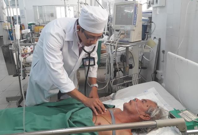 Cần Thơ: Cứu sống bệnh nhân 3 lần ngưng tim, ngưng thở - 1 Bác sĩ Trần Văn Triệu đang khám lại cho bệnh nhân Nam