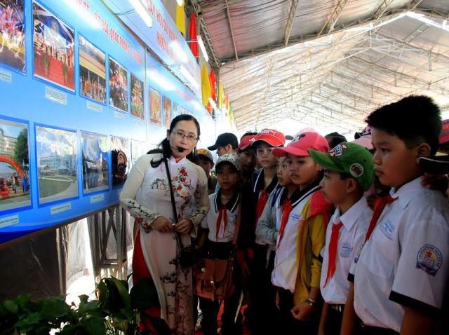 Tưng bừng lễ hội du lịch sinh thái Phong Điền - 3 Dịp này ngành văn hóa cũng tranh thủ ôn lại lịch sử và giới thiệu về các điểm du lịch và văn hóa truyền thống của địa phương cho các em học sinh