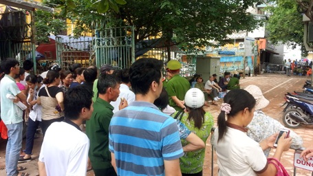 Vụ sập biệt thự cổ ở Hà Nội: Dân xếp hàng chờ vào nhà lấy đồ - 3 Người dân tập trung bên ngoài hàng rào bảo vệ, chờ đến lượt mình vào nhà lấy quần áo, tài sản.