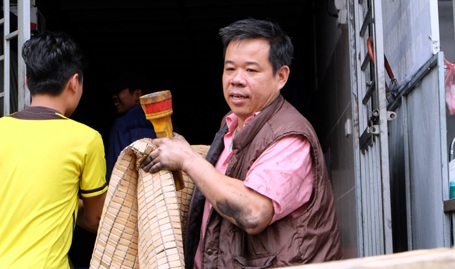 Một số hộ dưới tầng 1 di tản đồ đạc, vật dụng cần thiết.