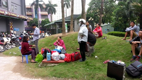 Người dân ngồi chờ phương án tiếp theo của cơ quan chức năng.