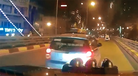 Triệu tập tài xế xe bán tải liên quan vụ tai nạn kinh hoàng trên cầu vượt - 2 Xe taxi chèn ép xe bán tải trên cầu vượt Ngã tư Sở.