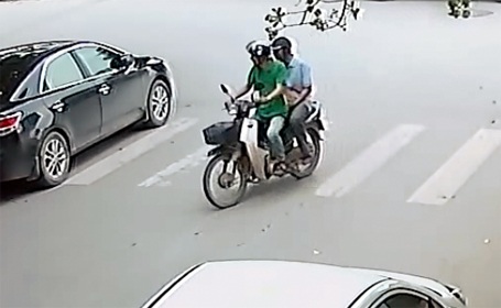 Trộm chó bị camera ghi hình ở Hà Nội - 2 Hai đối tượng lượn đi lượn lại nhiều vòng trước khi ra tay trộm chó. (Ảnh cắt từ clip)