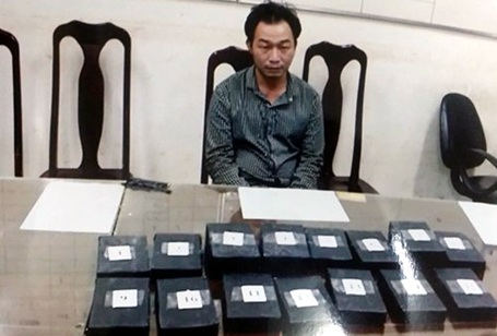 Giấu 18 bánh heroin trong xe máy - 2 Đối tượng Đỗ Ngọc Trang cùng 18 bánh heroin tang vật. (Ảnh: CQĐT cung cấp)