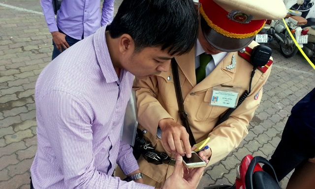 Hà Nội: Người điều khiển xe được xem "nóng" hình ảnh vi phạm - 11 Hầu hết lái xe sau khi được xem lại hình ảnh đều đồng ý với lỗi mình vi phạm.