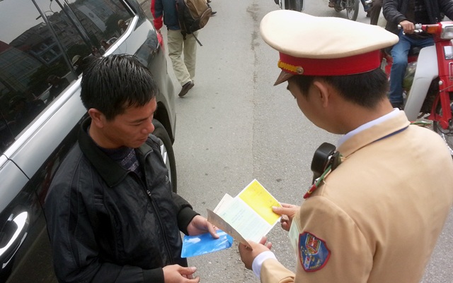 Hà Nội: Người điều khiển xe được xem "nóng" hình ảnh vi phạm - 7 Lực lượng CSGT thông báo lỗi vi phạm và kiểm tra các giấy tờ của người điều khiển.