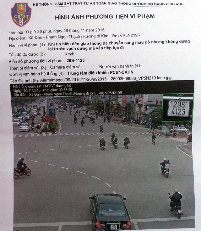 Hà Nội: Người điều khiển xe được xem "nóng" hình ảnh vi phạm - 12 Hình ảnh phương tiện vi phạm sau đó sẽ được in ra, đính kèm với biên bản xử phạt vi phạm giao thông.