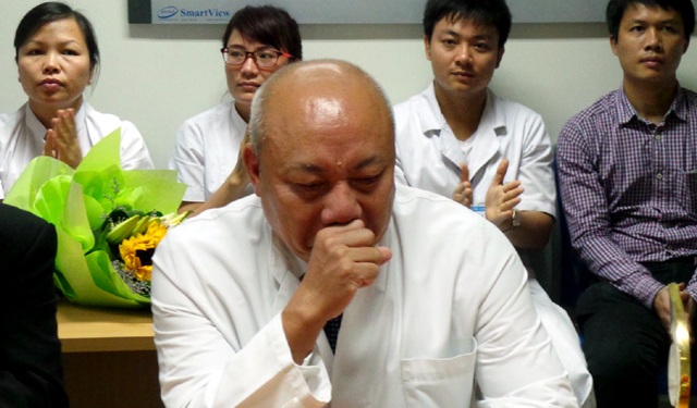 PGS.TS Nguyễn Văn Thạch rơi nước mắt cảm ơn… người bệnh - 3 PGS.TS Nguyễn Văn Thạch rơi nước mắt cảm ơn những người bệnh đã tin tưởng mình.