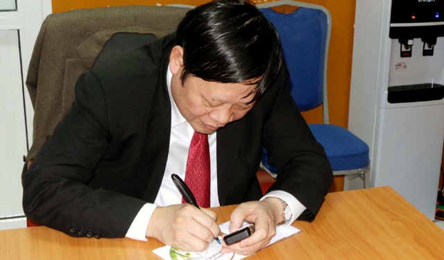 PGS.TS Nguyễn Văn Thạch rơi nước mắt cảm ơn… người bệnh - 7
Nhà báo Phạm Huy Hoàn và Thứ trưởng Bộ Y tế Nguyễn Viết Tiến ký tặng đĩa ghi hình đêm trao giải Nhân tài Đất Việt 2015 cho PGS.TS Nguyễn Văn Thạch.