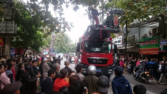 Hà Nội: Khống chế, giải cứu người đàn ông gào thét trên cây - 4
Rất đông người dân tập trung xem cảnh sát giải cứu người đàn ông trên.
