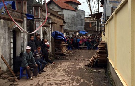 Người dân tập trung tại ngõ vào nhà nạn nhân.