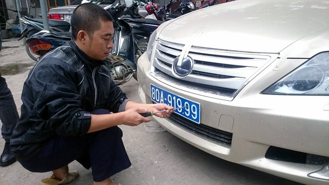 Phát hiện xe trùng biển số với xe của nguyên Ủy viên Bộ Chính trị - 3 Chiếc xe Lexus trị giá nhiều tỷ đồng đeo biển xanh giả.