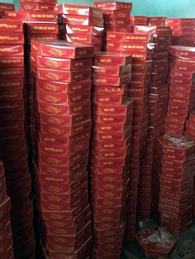 Hà Nội: Thu mua mứt trôi nổi về đóng gói, bán kiếm lời - 1 Gần 3.000 hộp mứt tết không rõ nguồn gốc bị cảnh sát thu giữ.