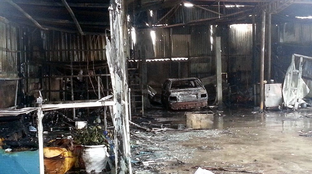 Hà Nội: Lửa bao trùm gara, ô tô cháy trơ khung - 1 Gara ô tô rộng khoảng 100m2 bị lửa thiêu rụi.