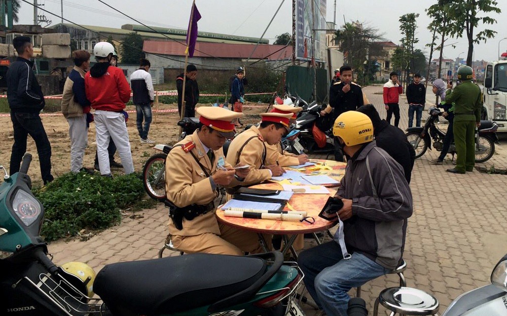 Các chốt trực lưu động được lập với quyết tâm dẹp vấn nạn đi xe máy không đội mũ bảo hiểm ở ngoại thành.