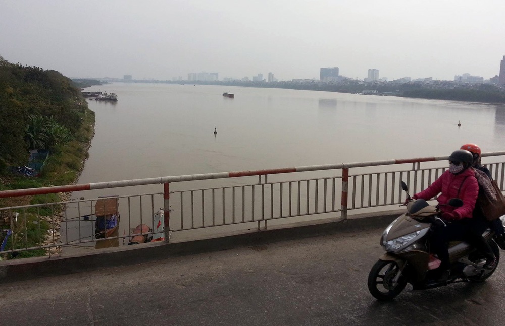 Nam thanh niên nhảy cầu Chương Dương tự tử, bỏ lại xe máy - 1 Khu vực xảy ra sự việc. (Ảnh: Tiến Nguyên)