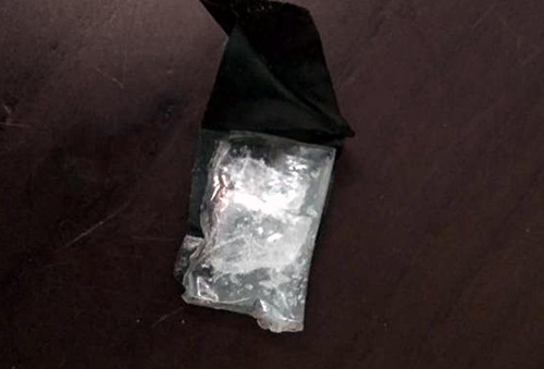 Hà Nội: Nam thanh niên đi xe gian còn tàng trữ ma túy - 3 Chiếc xe Giáp điều khiển và gói ma túy phát hiện trong người Giáp.