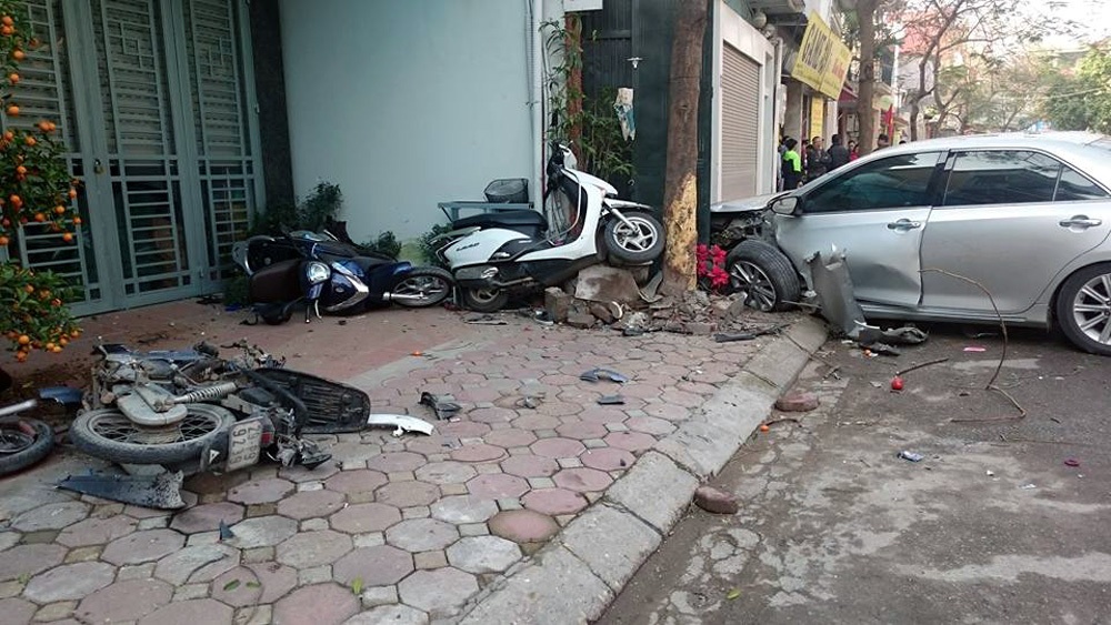 Xe Camry “nổi loạn” tông chết 3 người - 2 Chiếc xe Camry dồn 3 xe máy vào tường. (Ảnh: Tiến Nguyên)