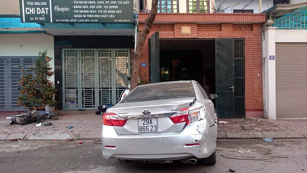 Xe Camry “nổi loạn” tông chết 3 người - 4 Chiếc xe Camry quay ngang, cắm đầu vào trước cửa nhà số 35 Ái Mộ sau khi gây tai nạn.
