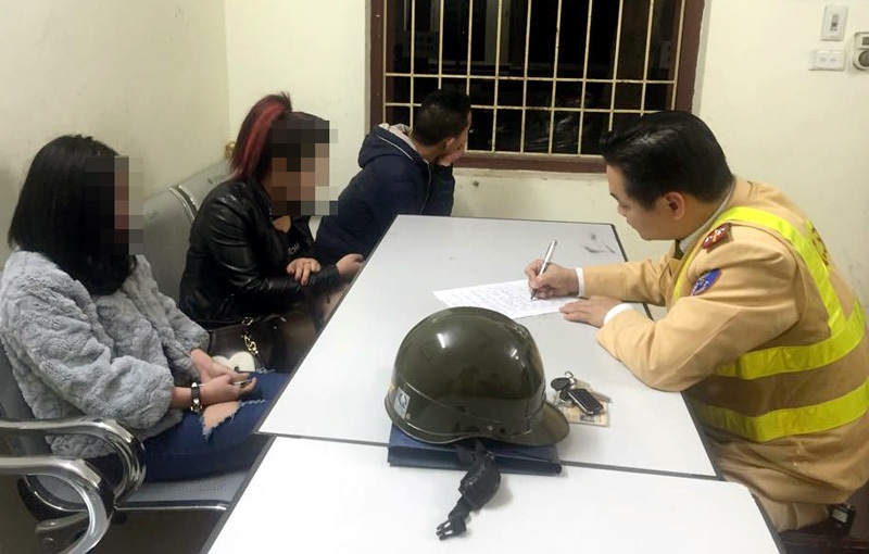 Hà Nội: Liên tiếp phát hiện xe SH đeo biển của xe “cỏ” - 3 Thượng úy Nguyễn Tuấn Cường, tổ trưởng tổ Y7/141, bàn giao nam thanh niên điều khiển xe máy và hai gái dịch vụ cho Công an phường Mỹ Đình 2.