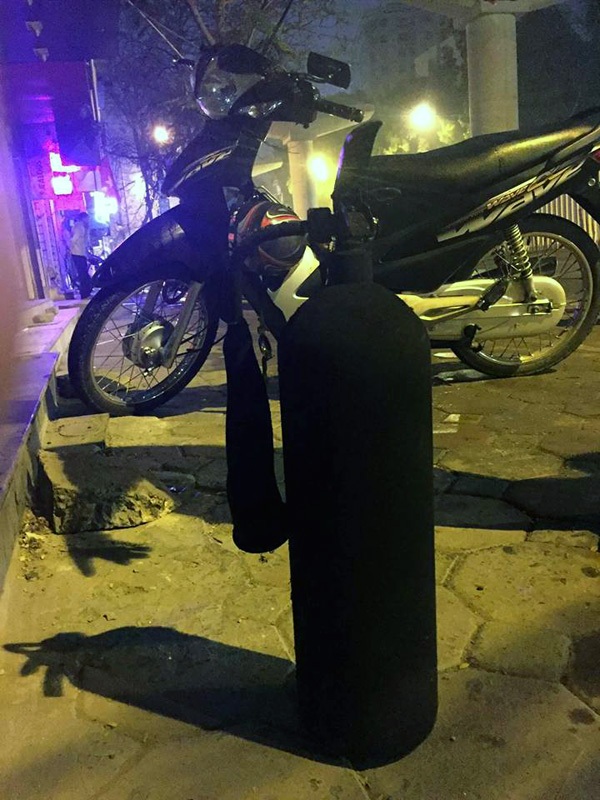 Cháy cửa hàng điện thoại trên phố Cầu Giấy, 8 người nhập viện - 3 Bình cứu hỏa của cửa hàng bị cháy đen.