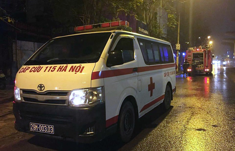 Cháy cửa hàng điện thoại trên phố Cầu Giấy, 8 người nhập viện - 2 Sau khi được sơ cứu, 8 người trong gia đình anh Tĩnh được chuyển đến bệnh viện.