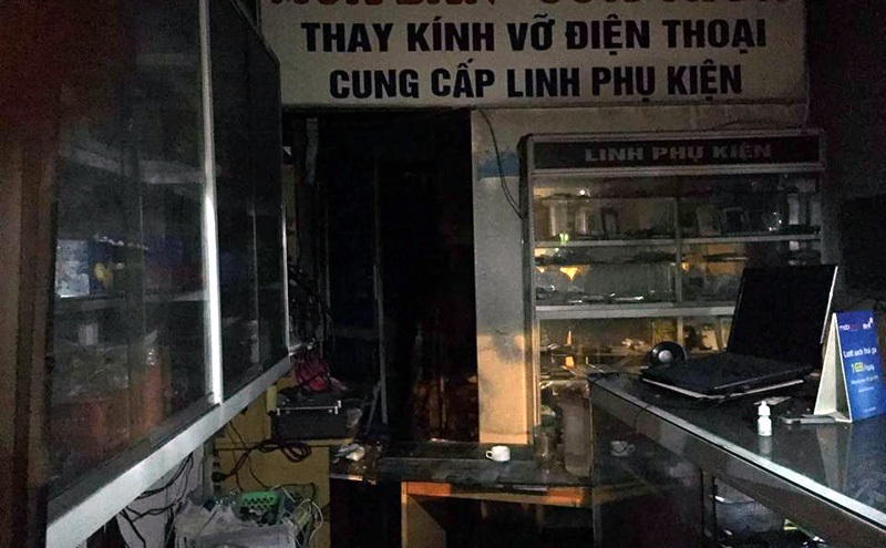 Cháy cửa hàng điện thoại trên phố Cầu Giấy, 8 người nhập viện - 1 Nhiều đồ đạc trong cửa hàng điện thoại bị hư hỏng do vụ cháy.