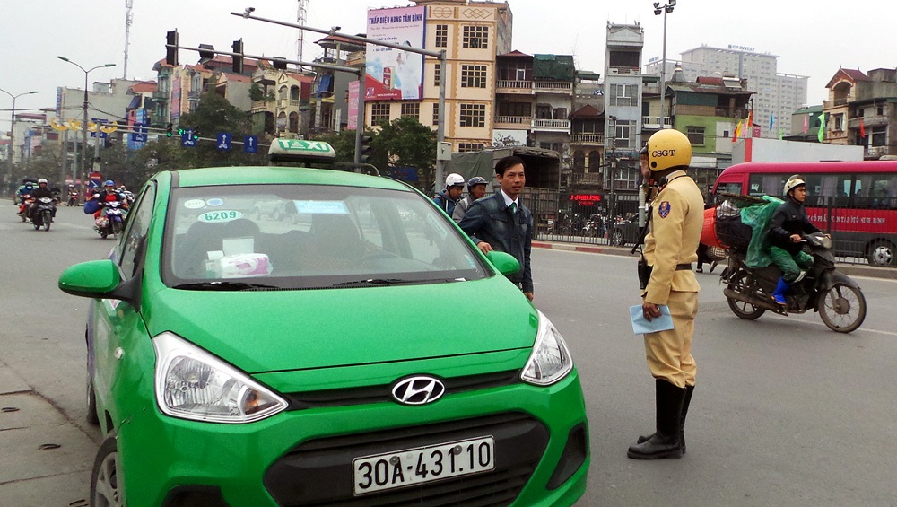 CSGT Hà Nội truy quét xe dừng đỗ, đón khách dọc đường - 5
Xe taxi vi phạm cũng bị xử lý triệt để.