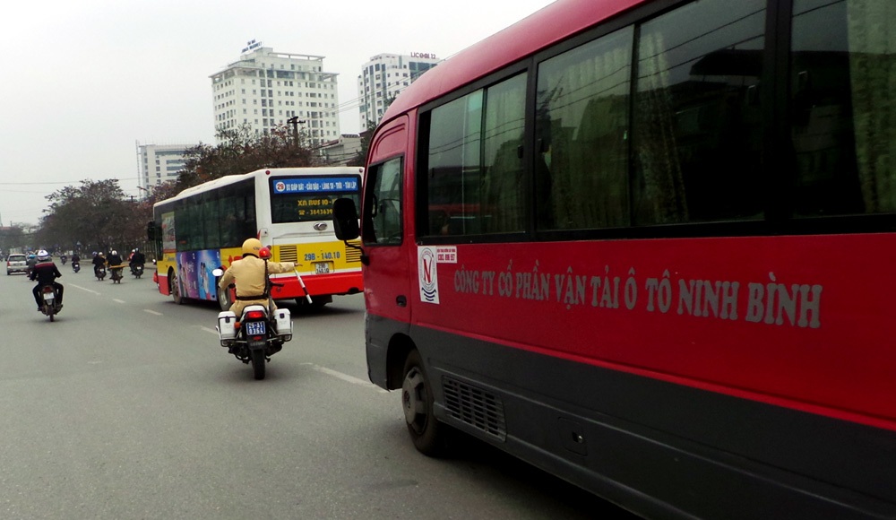 CSGT Hà Nội truy quét xe dừng đỗ, đón khách dọc đường - 2
Trung tá Phạm Văn Tuyến - Phó Đội trưởng Đội CSGT số 14 (Phòng PC67 - CATP Hà Nội) - cho biết, các tài xế xe khách tỏ ra khá ranh ma, chỉ mở cửa đón khách khi không thấy bóng CSGT. Bên cạnh việc cắm chốt, CSGT tổ chức tuần tra kiểm soát, bắt quả tang các hành vi vi phạm để xử lý. - Trung tá Tuyến nói.