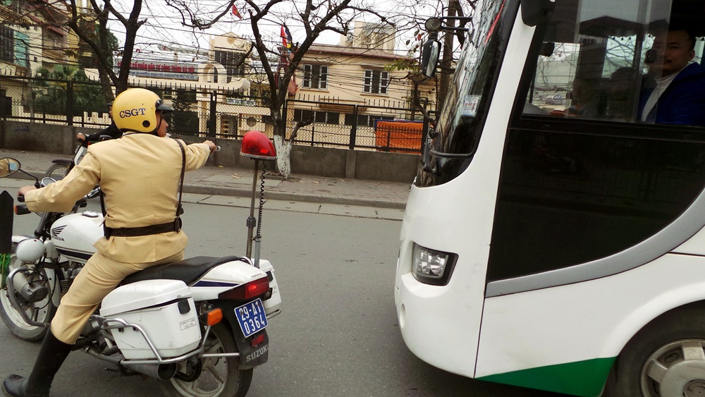 CSGT Hà Nội truy quét xe dừng đỗ, đón khách dọc đường - 4
Nhiều xe khách bị bắt lỗi quả tang nhưng cố tình lạng lách hòng trốn thoát. Làm việc với CSGT, các tài xế ban đầu đều phủ nhận hành vi vi phạm, chỉ khi được xe lại hình ảnh mới thừa nhận.
