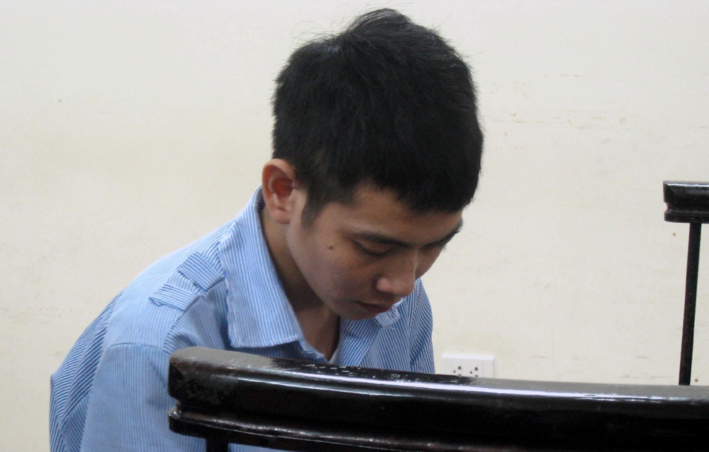Hà Nội: Vợ vào nhà nghỉ với đồng nghiệp, chồng xách dao đi “nói chuyện” - 1 Trần Văn Hoan tại phiên xử ngày 22/3.