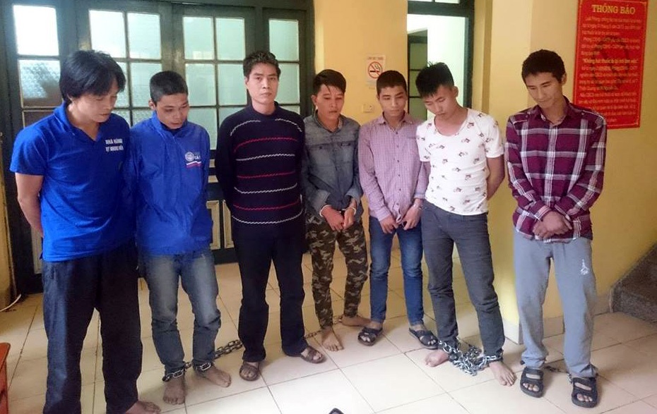 Triệt phá đường dây ăn trộm, tiêu thụ phụ tùng ô tô ở “chợ Giời” - 2 Nhóm đối tượng trộm cắp phụ tùng ô tô bị cảnh sát bắt giữ.