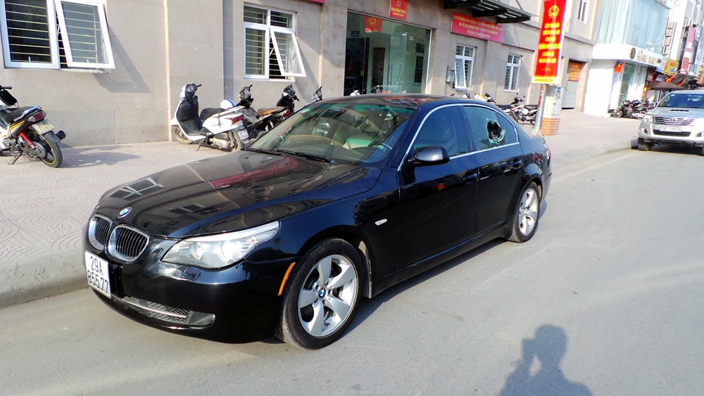 Hà Nội: Cảnh sát đập kính xe BMW giải cứu tài xế bị ngất - 2 Chiếc xe được đưa về trụ sở CAP Ô Chợ Dừa.